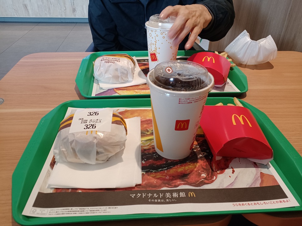 マクドナルドでの昼食の様子