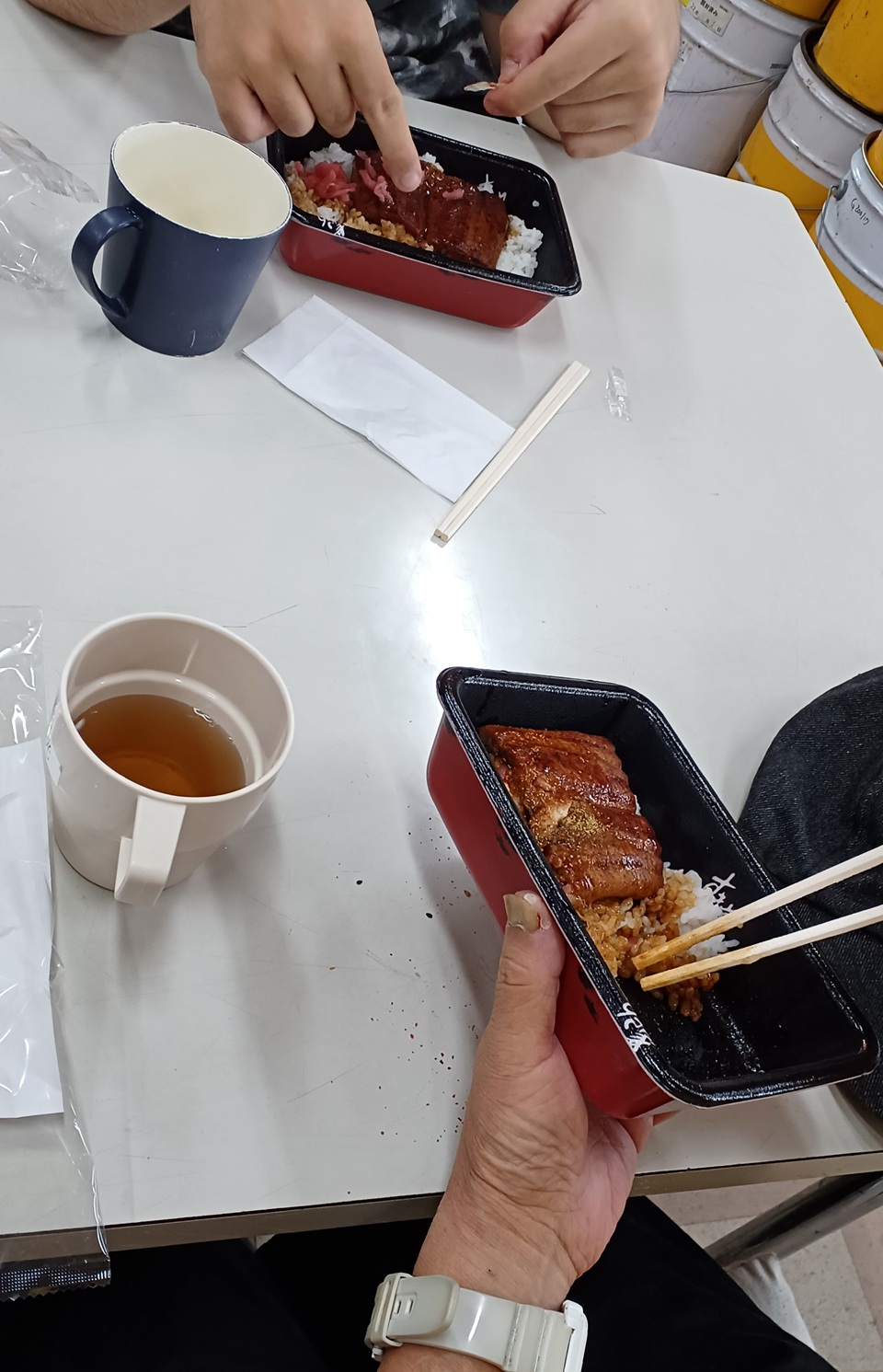 うなぎを美味しくいただいている様子