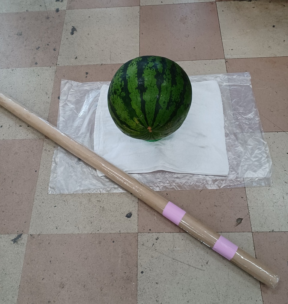 ご寄付いただいた立派なスイカ