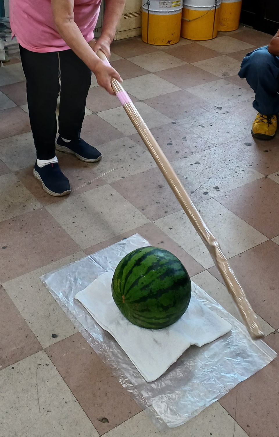 スイカ割りに挑戦している様子